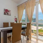 One-Bedroom Apartment In Vir شقة *