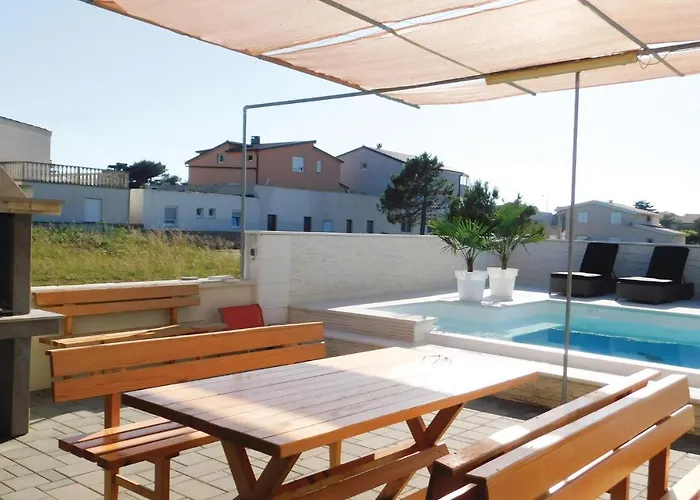 One-Bedroom Apartment In Vir Vir
