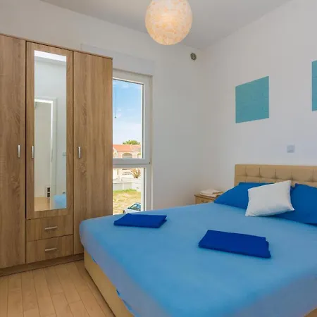 Apartamento Lovely In With Kitchen Vir