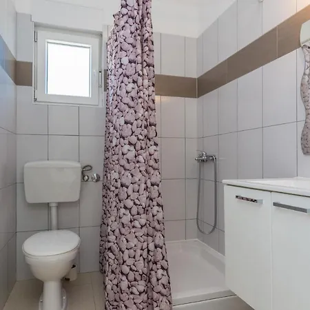 Apartamento Lovely In With Kitchen Vir
